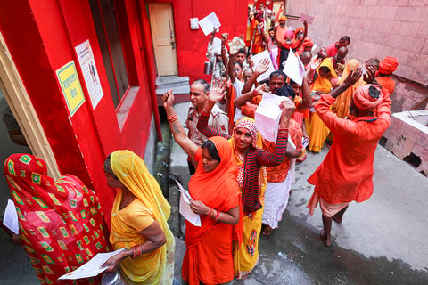 Devotees leave for Amarnath Yatra